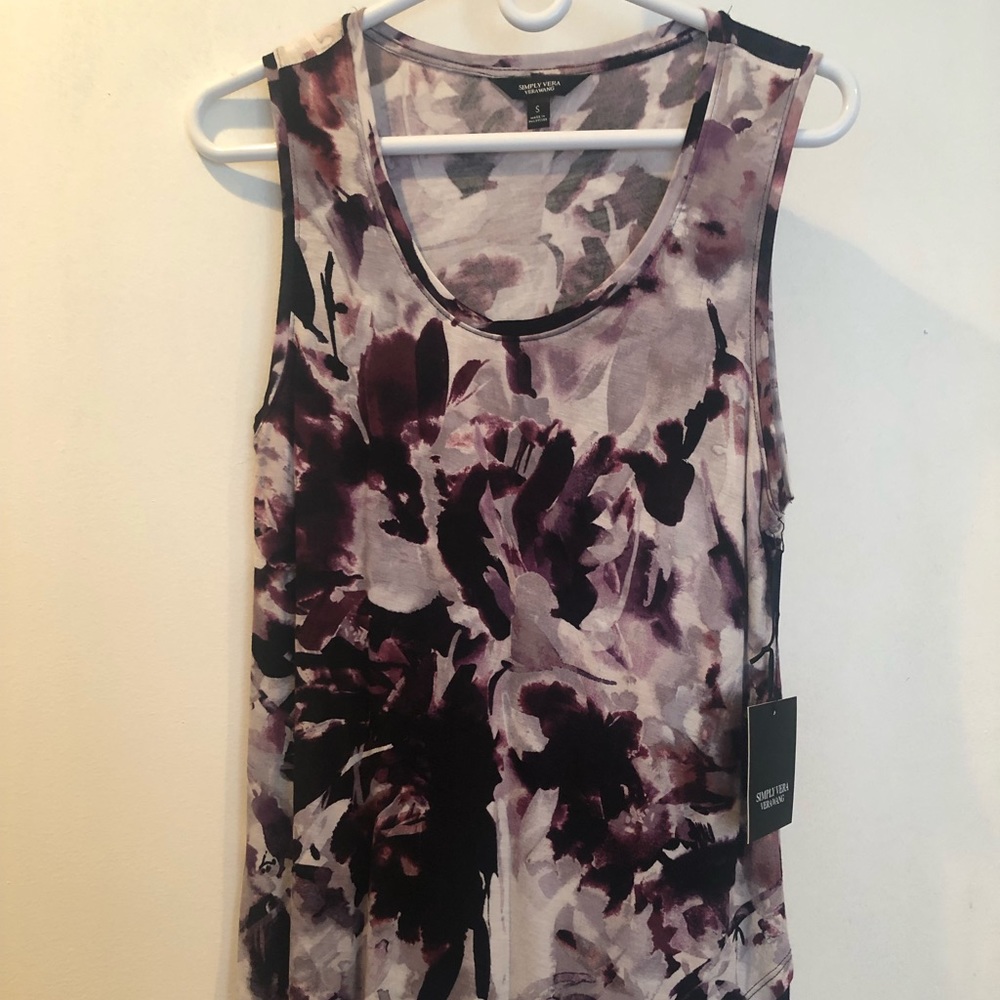 ❌Sold❌NWT. Gorgeous floral tank.
